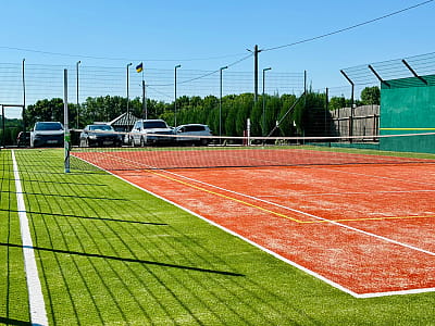 теннисные корты в загородном комплексе Balka Eco Club в живописном уголке Полтавской области, среди природы, тишины и водной глади