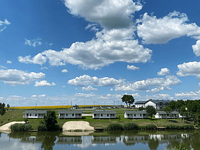 Одним из ключевых преимуществ Balka Eco Club является расположение на берегу озера, что создает атмосферу спокойствия и уединения.