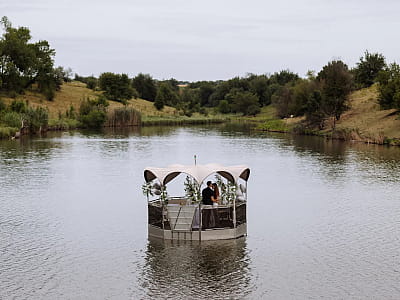 Одним из ключевых преимуществ Balka Eco Club является расположение на берегу озера, что создает атмосферу спокойствия и уединения.