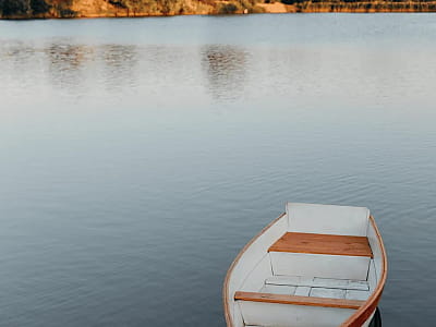 Одним из ключевых преимуществ Balka Eco Club является расположение на берегу озера, что создает атмосферу спокойствия и уединения.