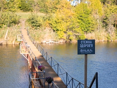 тропа здоровья над озером в загородном комплексе Balka Eco Club в живописном уголке Полтавской области, среди природы, тишины и водной глади