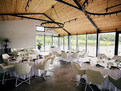 ресторан в загородном комплексе Balka Eco Club в живописном уголке Полтавской области, среди природы, тишины и водной глади