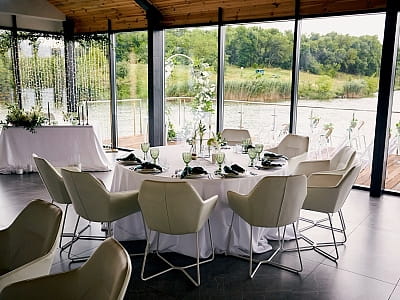 ресторан в загородном комплексе Balka Eco Club в живописном уголке Полтавской области, среди природы, тишины и водной глади