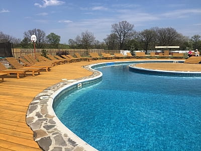 летний открытый бассейн в загородном комплексе Bulanovo в селе Буланово Полтавской области
