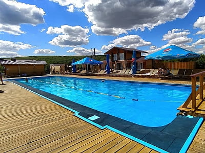 летний открытый бассейн в загородном комплексе Bulanovo в селе Буланово Полтавской области