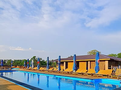 летний открытый бассейн в загородном комплексе Bulanovo в селе Буланово Полтавской области