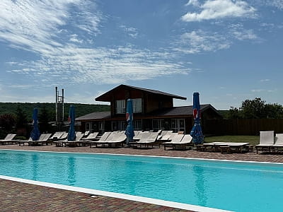 летний открытый бассейн в загородном комплексе Bulanovo в селе Буланово Полтавской области