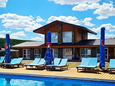 летний открытый бассейн в загородном комплексе Bulanovo в селе Буланово Полтавской области