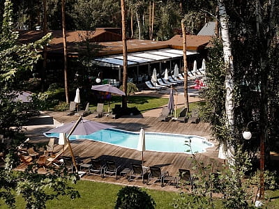 DOM — это загородный комплекс, где гармонично сочетаются природа, гастрономия, SPA-восстановление и разнообразные форматы отдыха. 