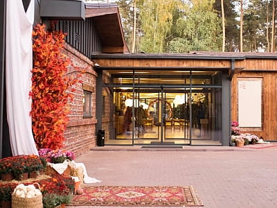 DOM — современный загородный комплекс в Киевской области, созданный для отдыха, мероприятий и перезагрузки среди леса. 