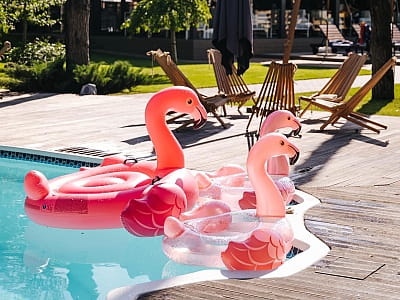 летний открытый бассейн в загородном комплексе DOM в Киевской области