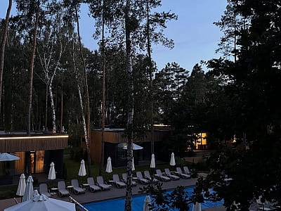 летний открытый бассейн в загородном комплексе DOM в Киевской области