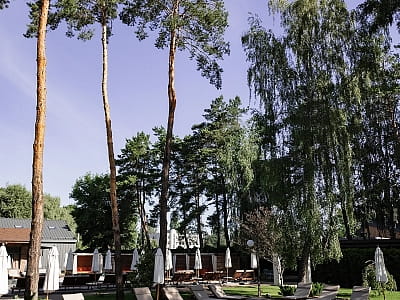 летний открытый бассейн в загородном комплексе DOM в Киевской области