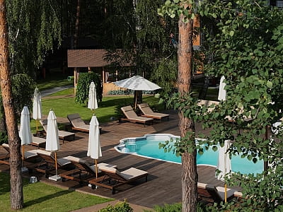 летний открытый бассейн в загородном комплексе DOM в Киевской области