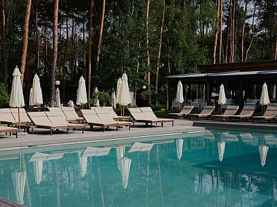 летний открытый бассейн в загородном комплексе DOM в Киевской области