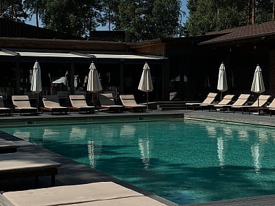 летний открытый бассейн в загородном комплексе DOM в Киевской области