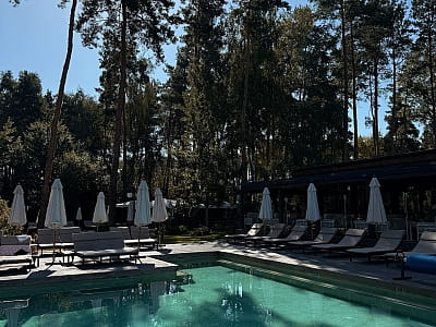 летний открытый бассейн в загородном комплексе DOM в Киевской области