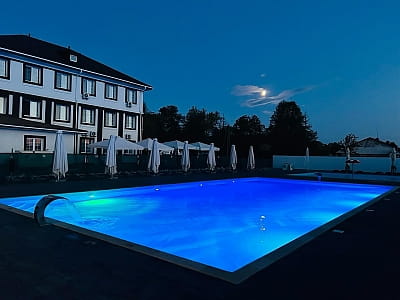 Загородный комплекс Garden Hotel — это современное пространство для отдыха и проживания в Кропивницком, сочетающее гостиничный сервис, зону летнего досуга и заведения питания. 