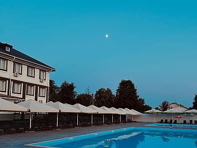 открытый летний бассейн в загородном комплексе Garden Hotel в Кропивницком