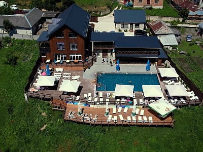 Загородный комплекс «Гринвич» — это уютное место для отдыха среди живописной природы села Залужье, в нескольких десятках минут езды от Тернополя. 