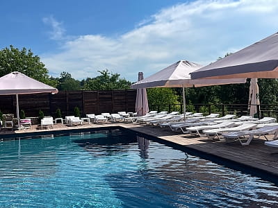 летний открытый бассейн в загородном комплексе «Гринвич» в селе Залужье, в нескольких десятках минут езды от Тернополя