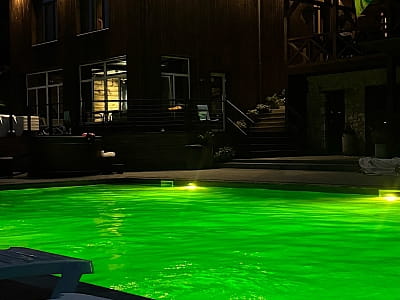 летний открытый бассейн в загородном комплексе «Гринвич» в селе Залужье, в нескольких десятках минут езды от Тернополя