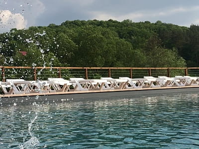 летний открытый бассейн в загородном комплексе «Гринвич» в селе Залужье, в нескольких десятках минут езды от Тернополя