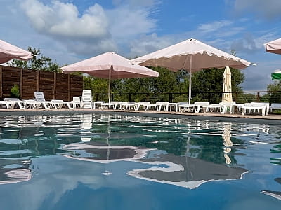 летний открытый бассейн в загородном комплексе «Гринвич» в селе Залужье, в нескольких десятках минут езды от Тернополя