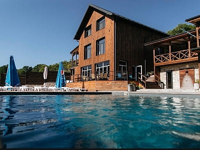 летний открытый бассейн в загородном комплексе «Гринвич» в селе Залужье, в нескольких десятках минут езды от Тернополя