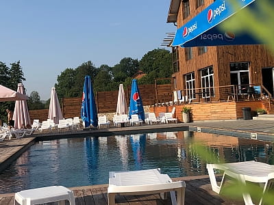 летний открытый бассейн в загородном комплексе «Гринвич» в селе Залужье, в нескольких десятках минут езды от Тернополя