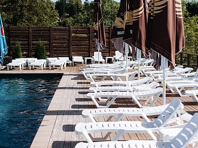 летний открытый бассейн в загородном комплексе «Гринвич» в селе Залужье, в нескольких десятках минут езды от Тернополя