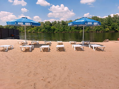 пляж в загородном комплексе «Крещатик» в Черкасской области на берегу реки Рось в месте ее впадения в Днепр