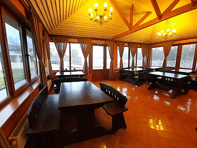 кафе/столовая в загородном комплексе «Хрещатик» в Черкасской области на берегу реки Рось в месте ее впадения в Днепр