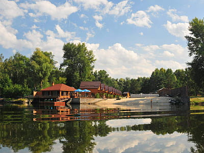 Загородный комплекс «Крещатик» расположен в селе Крещатик Черкасской области, на живописном берегу реки Рось в месте ее впадения в Днепр. 