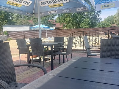 кафе/столовая в загородном комплексе «Хрещатик» в Черкасской области на берегу реки Рось в месте ее впадения в Днепр