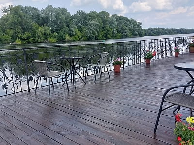 кафе/столовая в загородном комплексе «Хрещатик» в Черкасской области на берегу реки Рось в месте ее впадения в Днепр