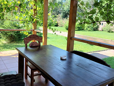 летние террасы коттеджей в загородном комплексе «Крещатик» в Черкасской области на берегу реки Рось в месте ее впадения в Днепр