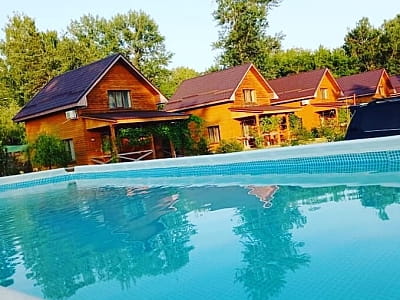 летний бассейн в загородном комплексе «Крещатик» в Черкасской области на берегу реки Рось в месте ее впадения в Днепр