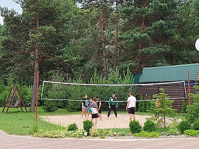 волейбольная площадка в загородном комплексе «Крещатик» в Черкасской области на берегу реки Рось в месте ее впадения в Днепр