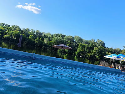 летний бассейн в загородном комплексе «Крещатик» в Черкасской области на берегу реки Рось в месте ее впадения в Днепр