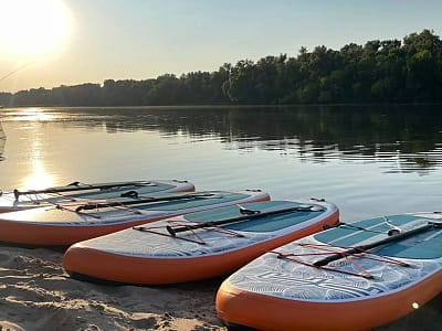 прогулка на SUP-досках в загородном комплексе «Хрещатик» в Черкасской области на берегу реки Рось в месте ее впадения в Днепр
