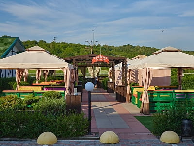 Отельно-ресторанный SPA-комплекс «Лубенская Слобода» расположен в живописном уголке Полтавщины, всего в двух километрах от исторического города Лубны. 