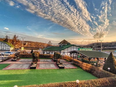 Отельно-ресторанный SPA-комплекс «Лубенская Слобода» расположен в живописном уголке Полтавщины, всего в двух километрах от исторического города Лубны. 