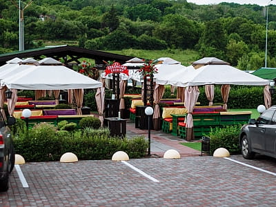 Отельно-ресторанный SPA-комплекс «Лубенская Слобода» расположен в живописном уголке Полтавщины, всего в двух километрах от исторического города Лубны. 