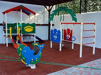 детская площадка в загородном комплексе «Лубенская Слобода» в живописном уголке Полтавщины, всего в двух километрах от исторического города Лубны