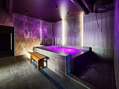 купель возле бани в загородном комплексе «Лубенская Слобода» в живописном уголке Полтавщины, всего в двух километрах от исторического города Лубны