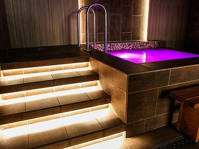 купель возле бани в загородном комплексе «Лубенская Слобода» в живописном уголке Полтавщины, всего в двух километрах от исторического города Лубны