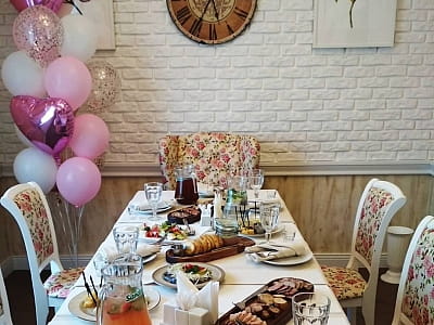 Зал Прованс ресторана в загородном комплексе «Лубенская Слобода» в живописном уголке Полтавщины, всего в двух километрах от исторического города Лубны