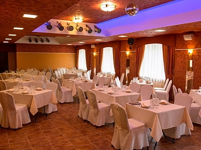 Ресторан в загородном комплексе «Лубенская Слобода» в живописном уголке Полтавщины, всего в двух километрах от исторического города Лубны