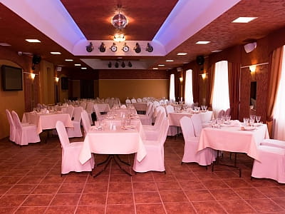 Ресторан в загородном комплексе «Лубенская Слобода» в живописном уголке Полтавщины, всего в двух километрах от исторического города Лубны